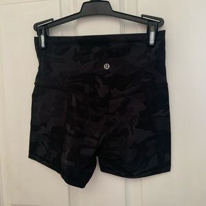 Lululemon size 6 ,  great camo align short 4in